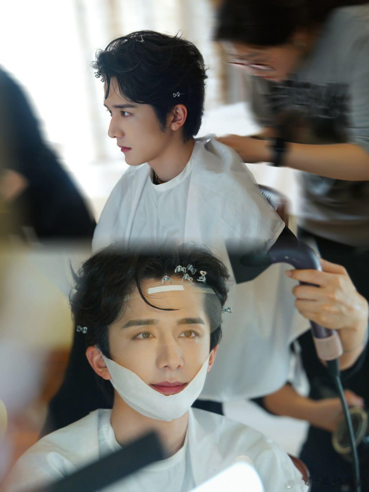 张新成飞驰人生3路演实时健身 路演现场突然开始健身的张新成太可爱了，随时随地保持