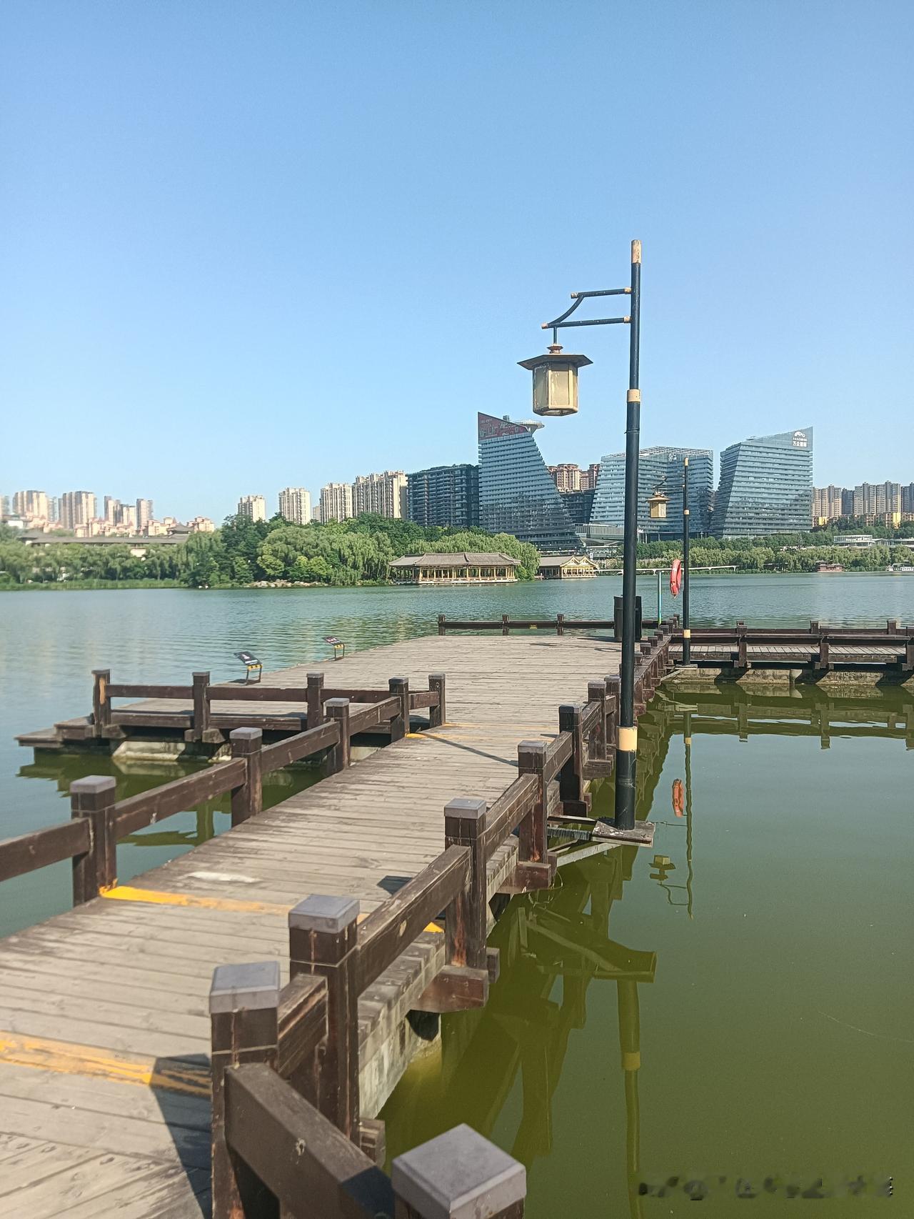 有些日子沒来曲江池了，恰巧今天去南郊朋友家送东西，回来坐地铁8号线路经寒窑站便信