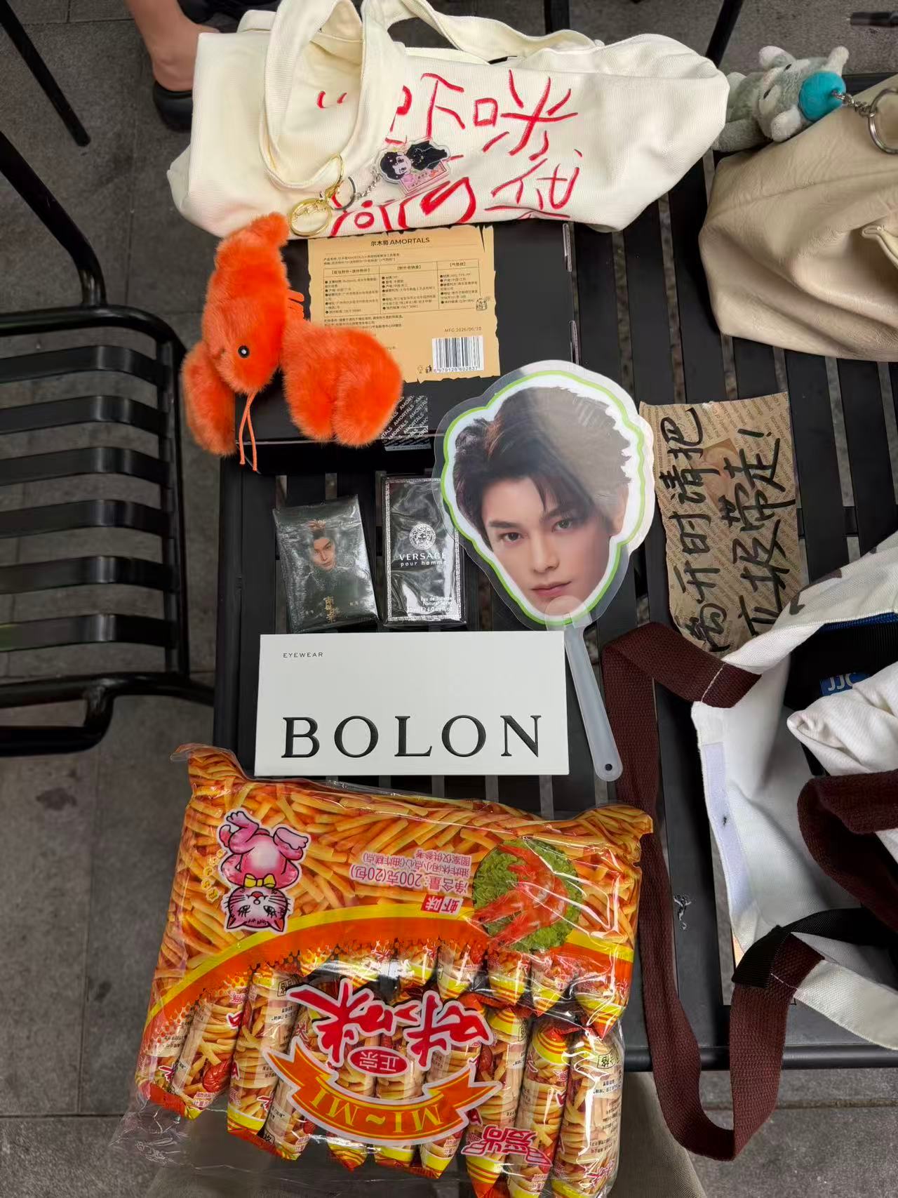 丁禹兮送了这么大一包咪咪虾条哈哈哈哈哈哈！！！ 