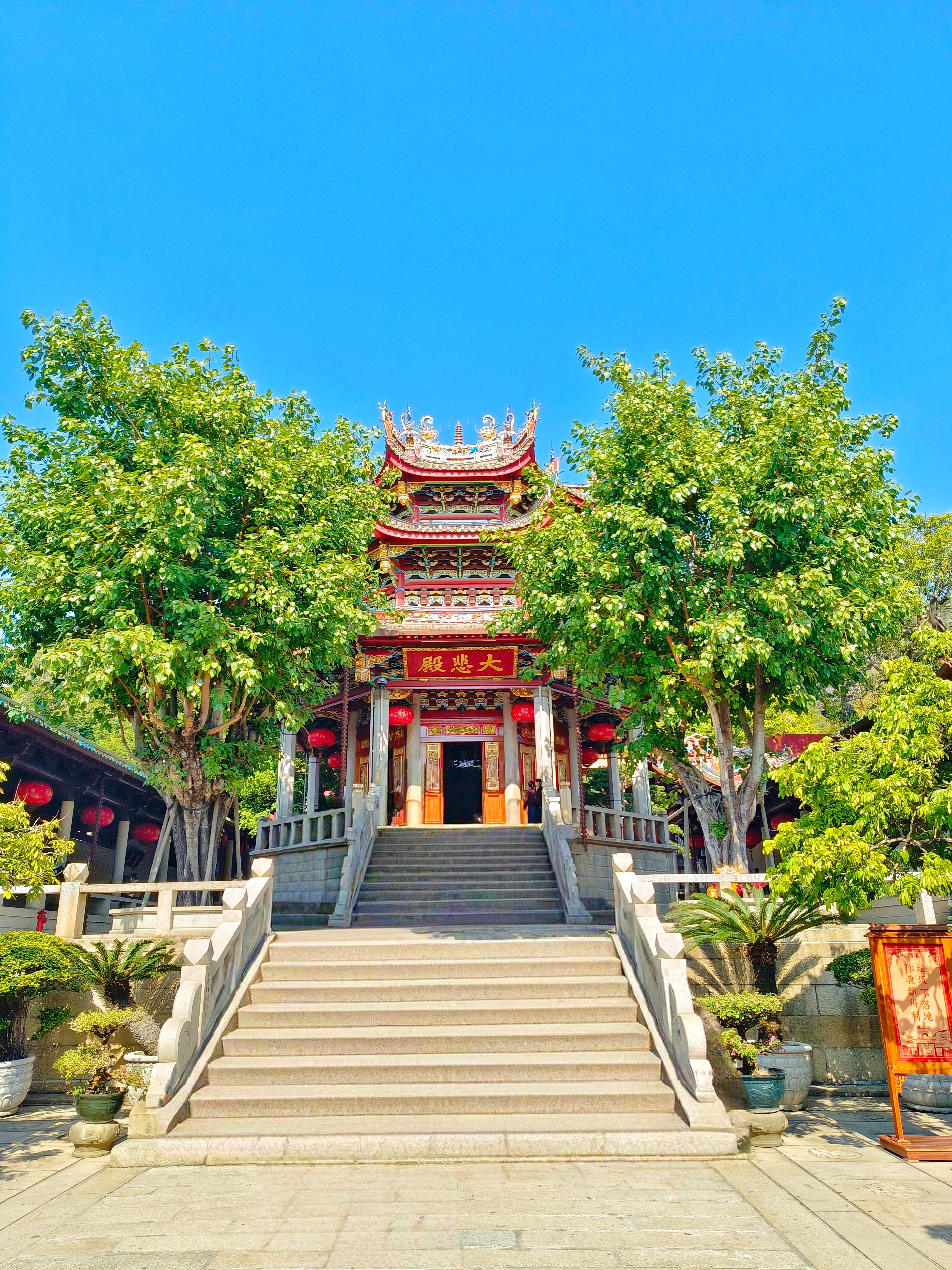 《南普陀寺》冬日的闽南，惠风和畅，天朗气清，在这样晴好的天气，我踏着暖阳走进了南
