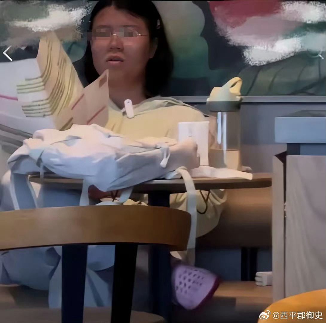 考公女子在星巴克撑伞备考我男的我就觉得这女孩没错，是星巴克没考虑到女孩子要考试的
