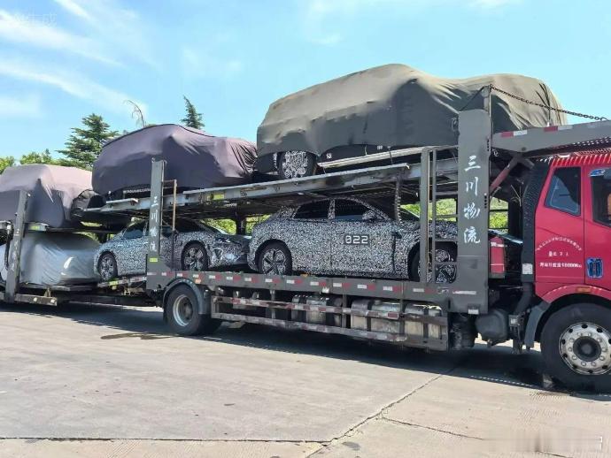 小米测试车又在路上被拍了，这波是轿车与大尺寸SUV为主。   小米明年桥车跟 S