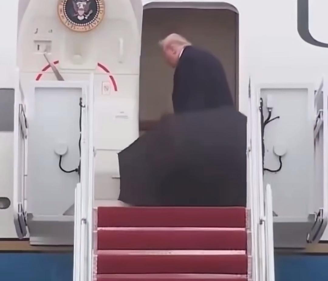 一把伞，一张糖纸，看懂王和船夫哥的差距，简直一目了然！
 
下雨天，懂王撑伞登飞