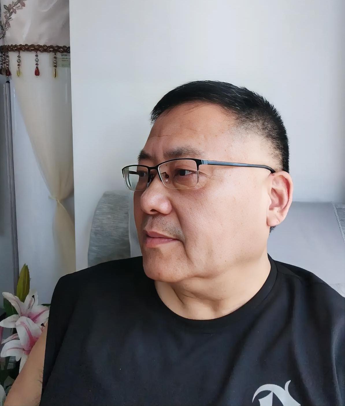 昨天下午1点钟，突然接到一个“牌搭子”的电话，

王哥，三缺一，快下楼来，我们娱