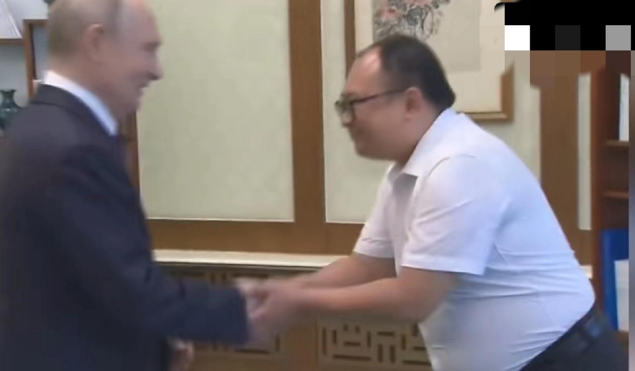 普京与彭湃会面，二人长相气质是亮点！36岁彭湃，长得有点捉急，不比74岁普京年轻
