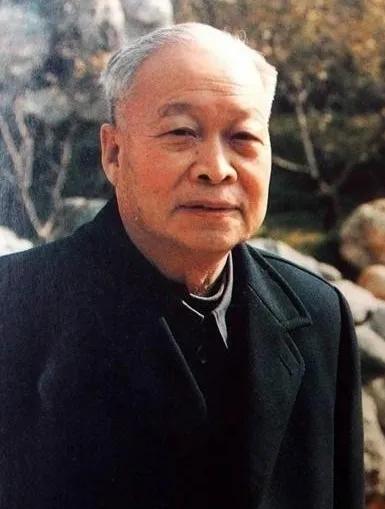 1992年6月28日，‌知名的核物理学家钱三强‌在北京病逝，终年‌79岁‌。‌‌