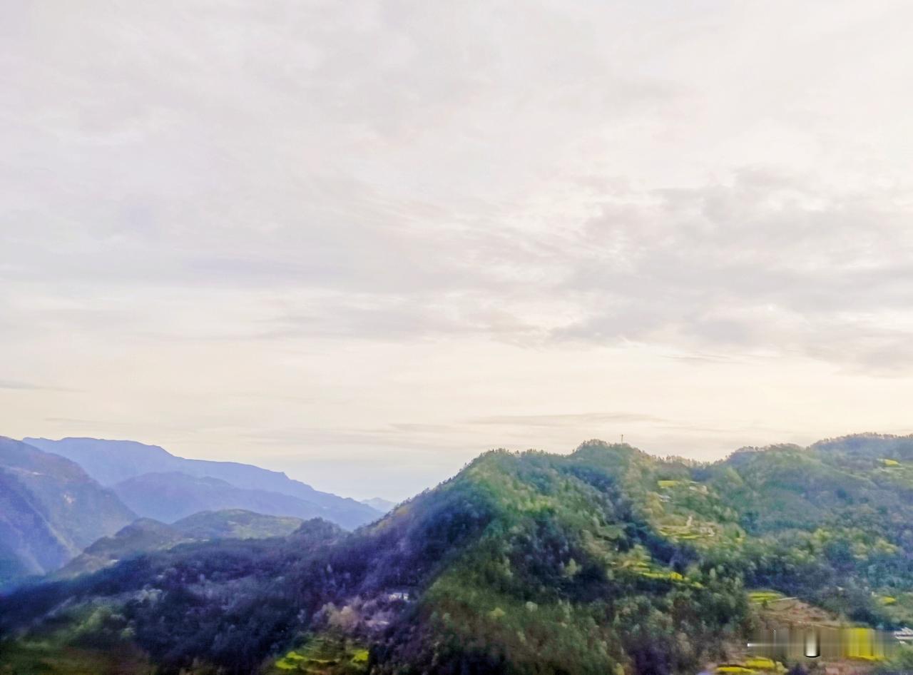 高速路途中的山区风景