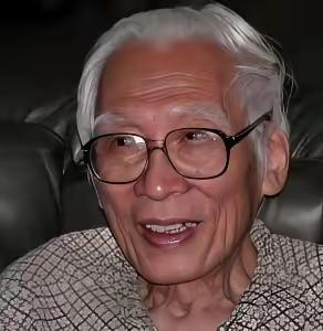 1946年的南京，汪精卫年仅18岁的儿子汪文悌在警察的押解下，接受审讯。面对审判