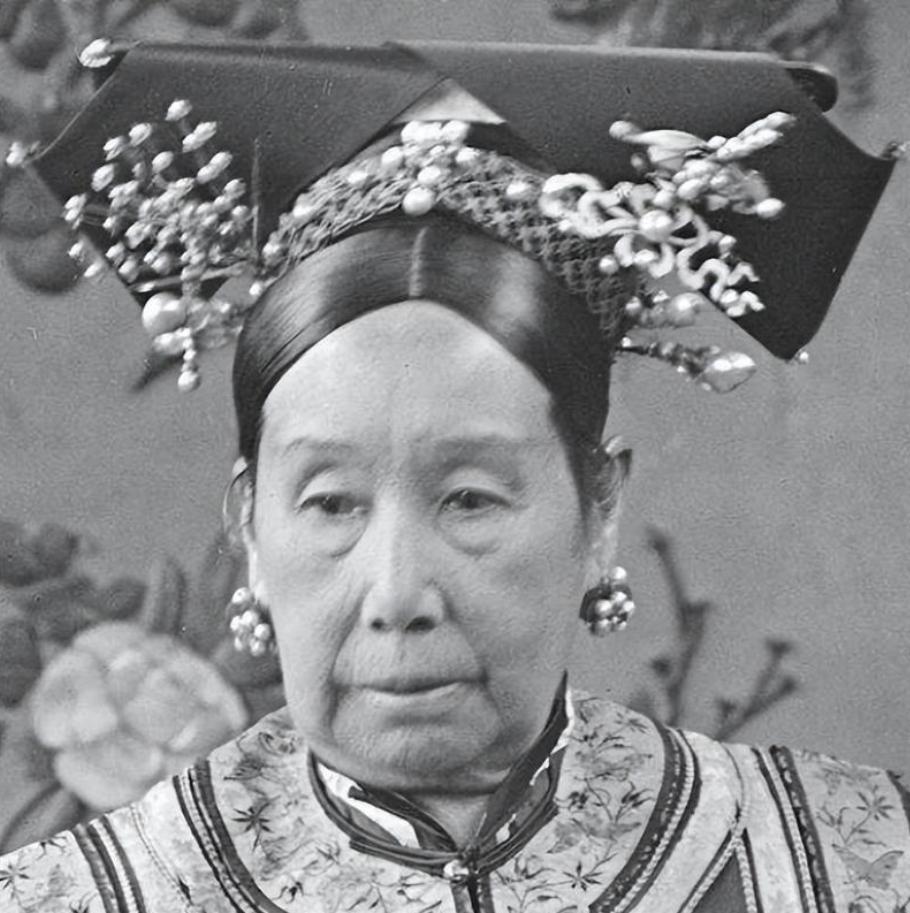 慈禧掌权48年，手无一兵一卒，却让满朝文武不敢动弹，靠的就是两张牌：一张是永远长