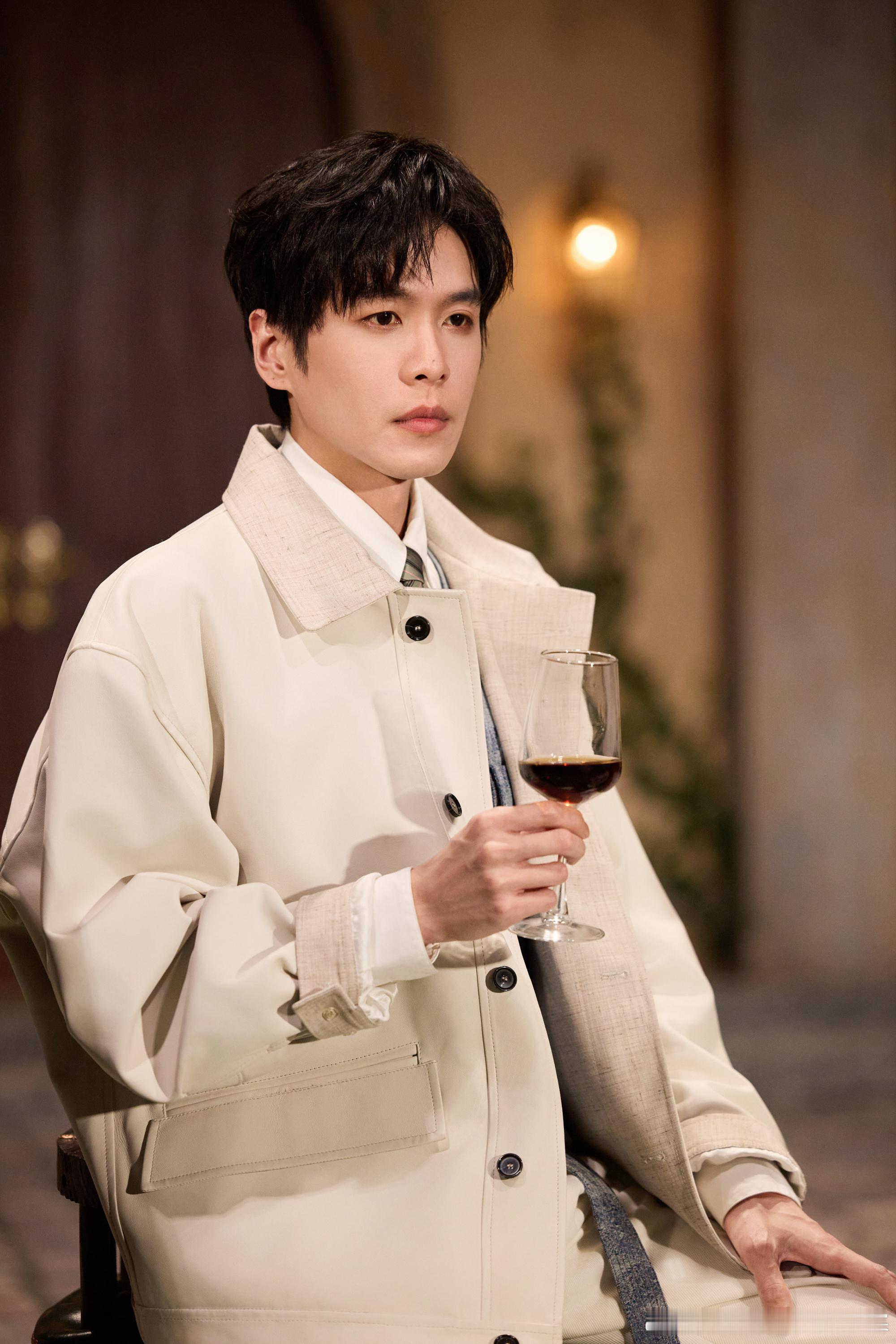 张若昀大侦探黑色长靴造型白色套装、黑色皮靴🥹🥹若昀老师你就这么轻松的帅🙂↔