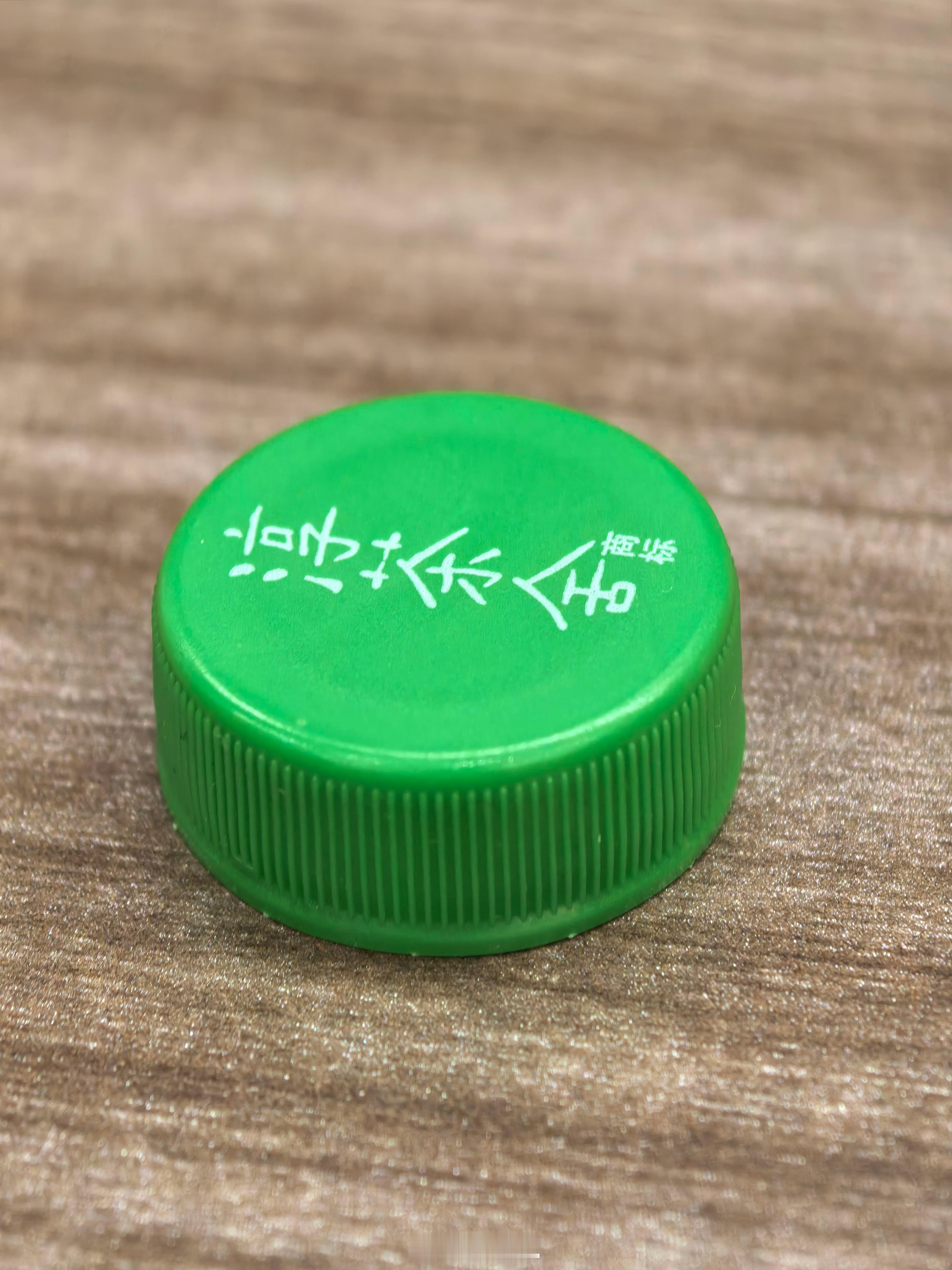 用不同颜色的盖子盖住Mate70 Pro+的红枫镜头，预览窗会往不同的颜色偏[馋