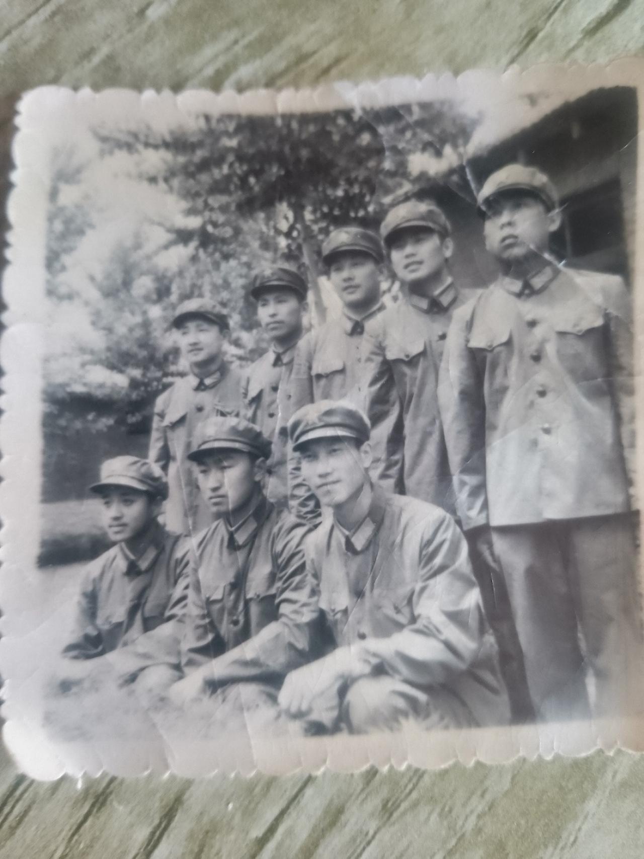 分享几张我军旅生涯的照片，每一张都藏着回忆。有张是我刚入伍时，青涩又充满斗志，眼