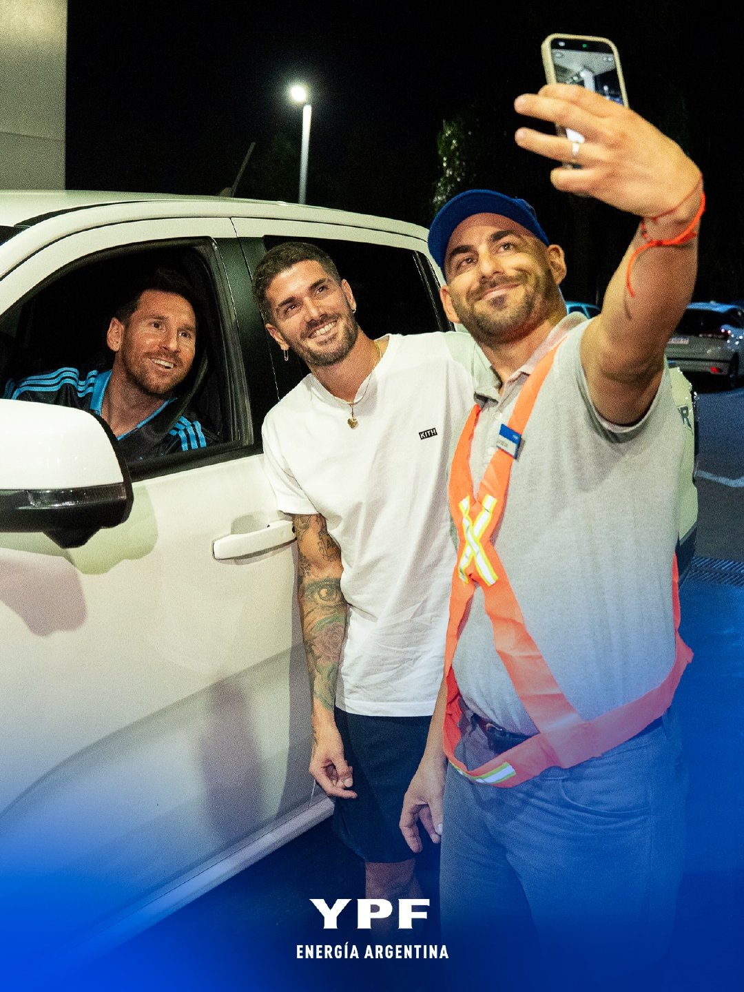 YPF：队长里奥·梅西和球队的小摩托德保罗到YPF加油，汲取阿根廷能量，然后启程