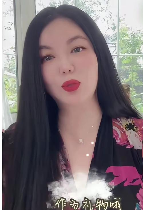 李湘开始直播带货
曾经的她多豪，一顿饭造几万，月生活费几十万起步，说钱花不完要提