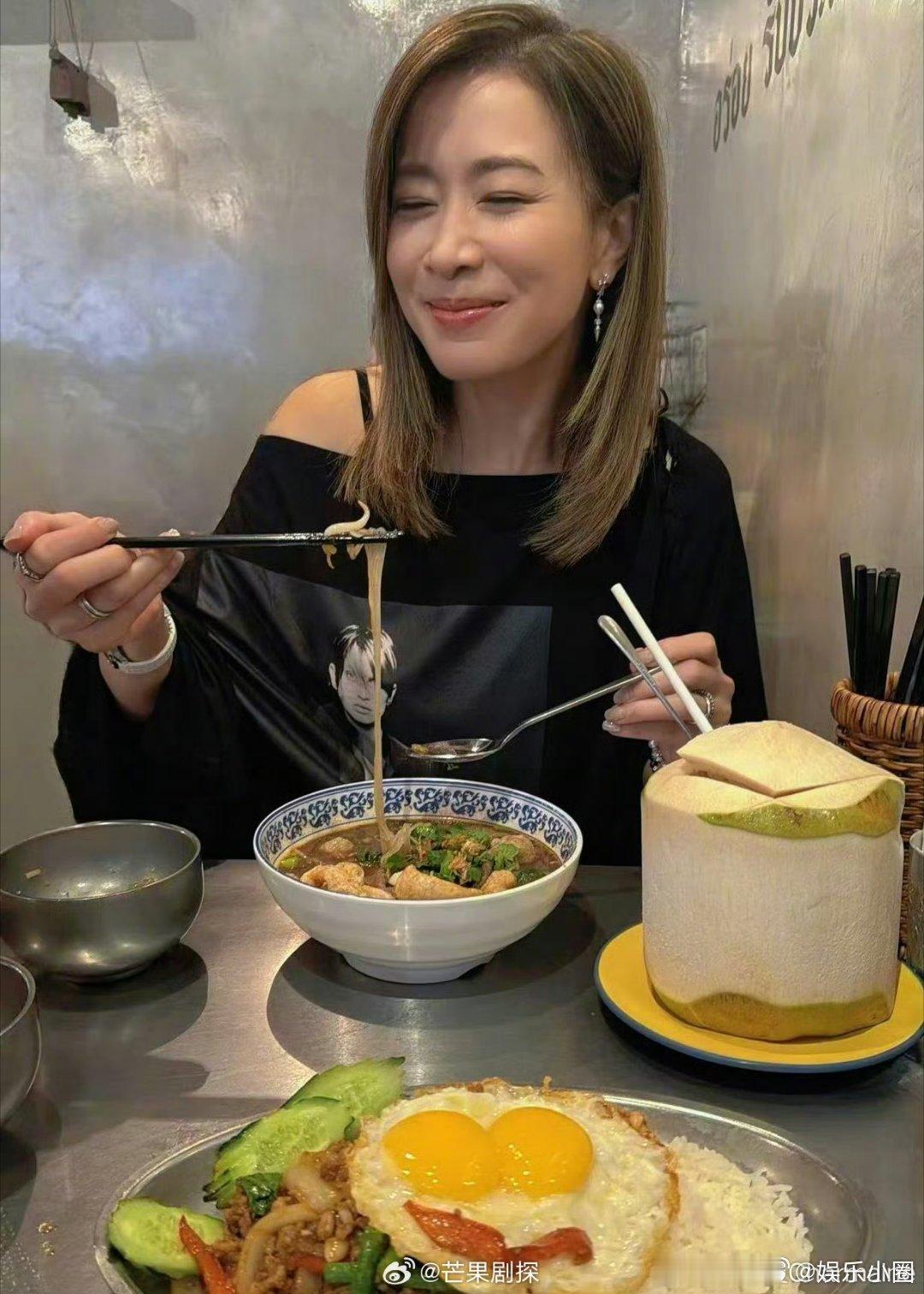 佘诗曼下班聚餐照佘诗曼爱心笑脸蛋盖饭终于结束忙碌的工作日，一顿可爱的爱心笑脸蛋盖