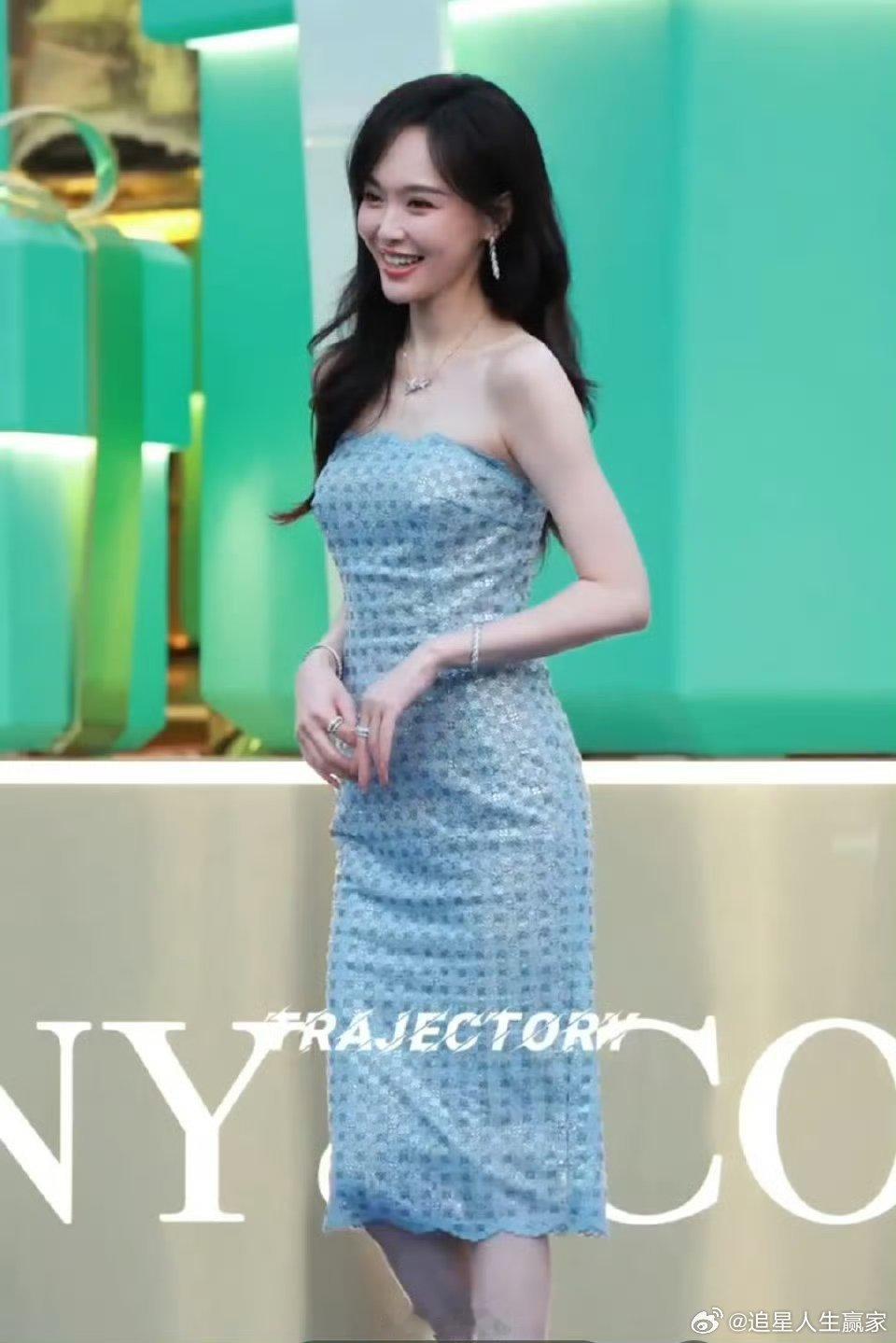 唐嫣tiffany最新活动状态，状态超好我说为啥周围都暗了下来，原来是你的美貌在