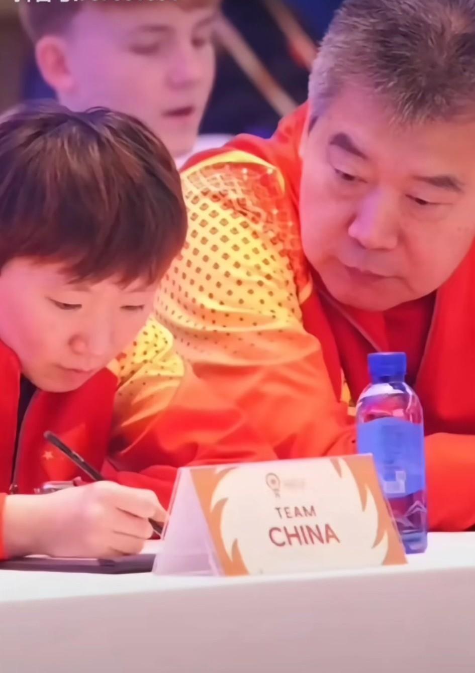 曼昱画的认真，关键是李指看了比曼昱画的还认真，问题是，这条鱼知道她画鱼的时候总教