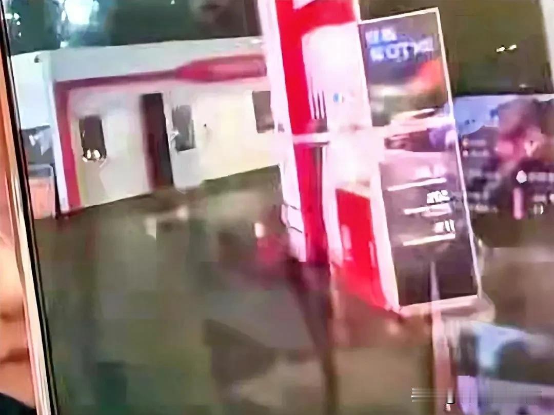 刚才看到一个视频，他说在俄罗斯一个大城市，大街上加油站有很多关门了，只有少数加油