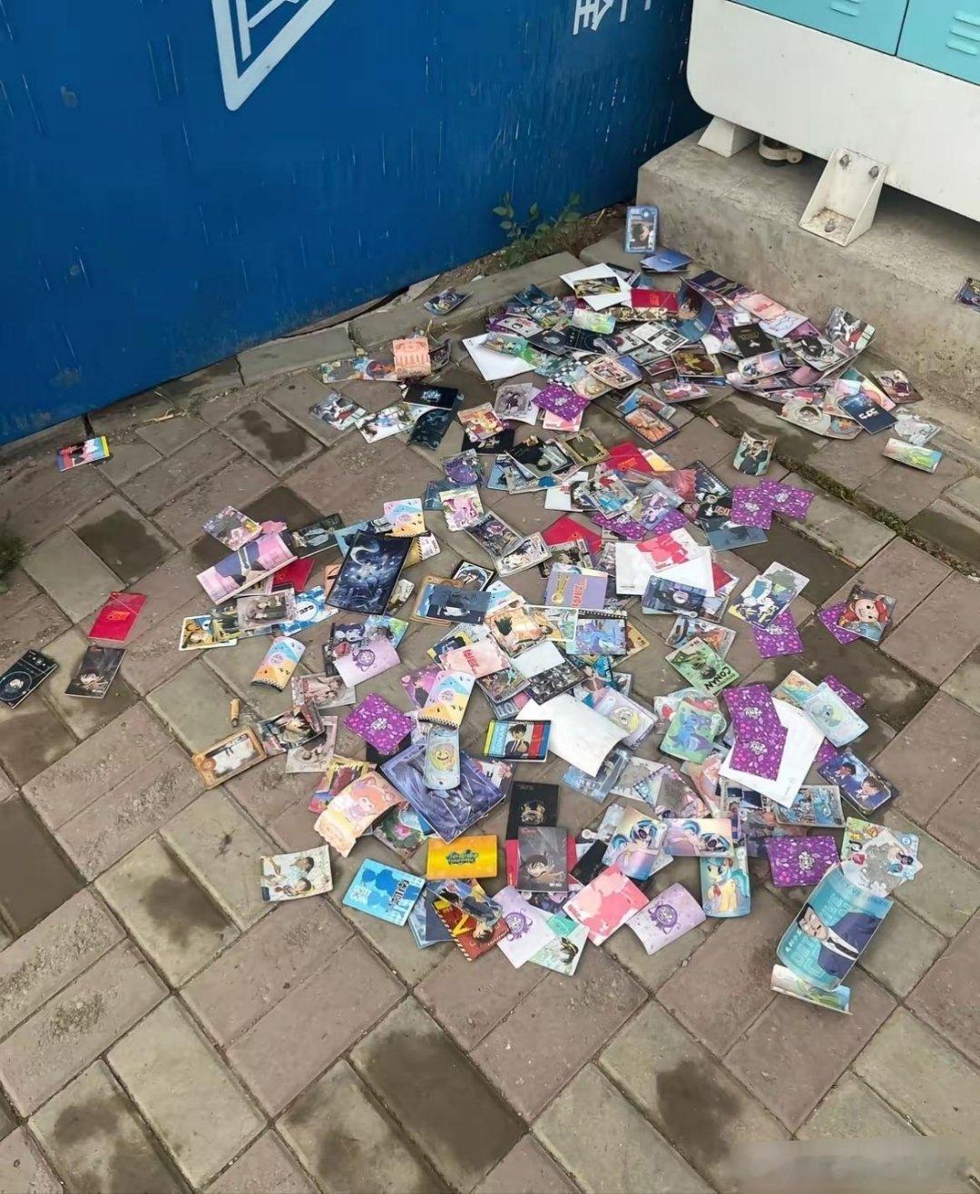 好想捡，可惜不好意思蹲下去 ​​​