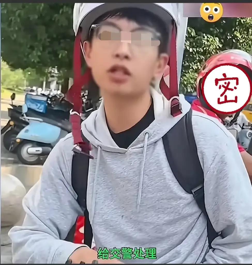 武大肖同学应该向这小伙学习。8月7日，广东小伙骑车和女子发生刮蹭，女子举起手机怼