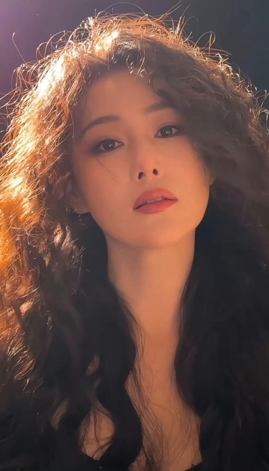 张馨予 姐不是一直在内娱吗我张馨予的脸真的很权威，感觉头发丝都在发光 ​​​