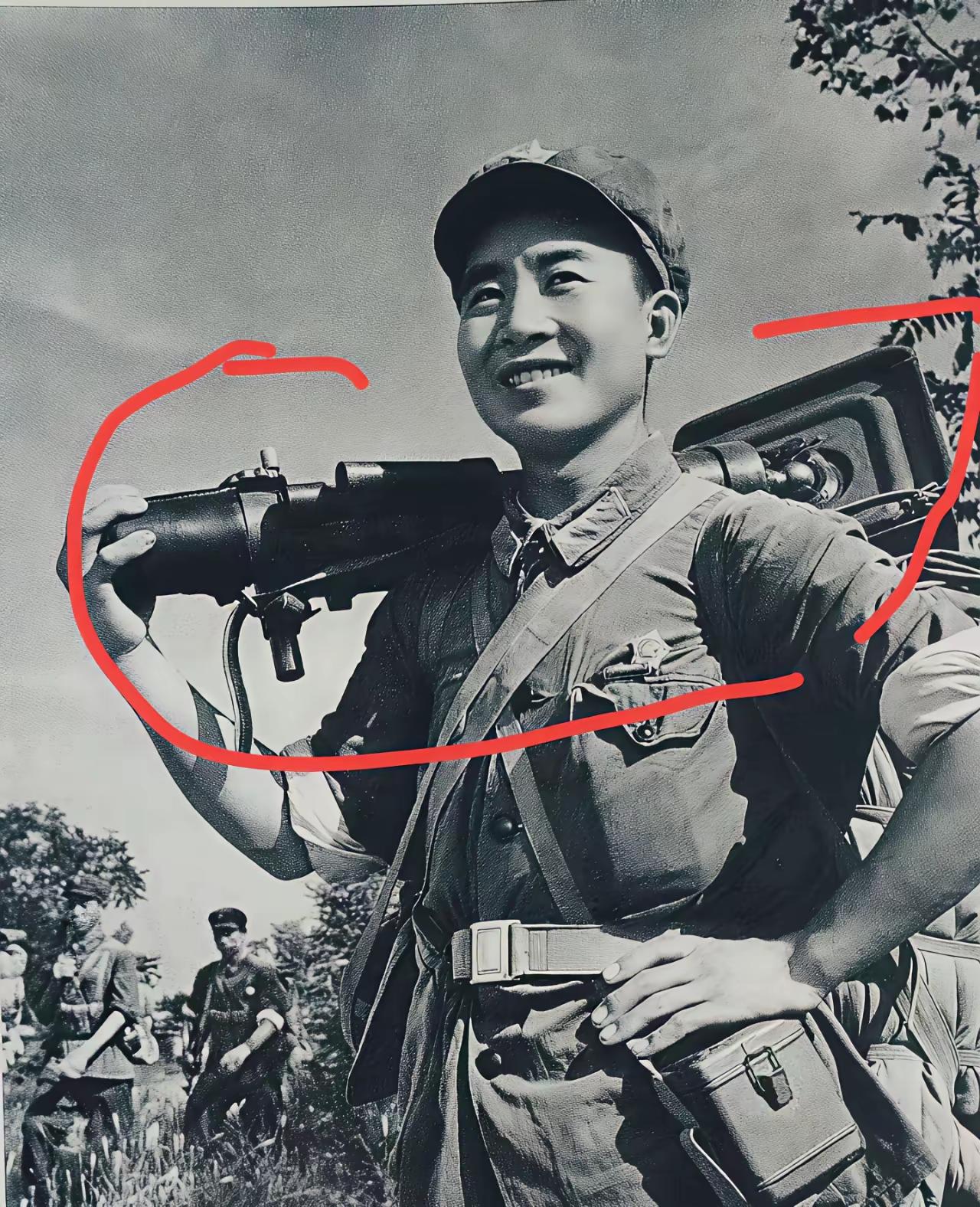 好奇！这位老战士肩上扛的这个是什么武器啊？看起来很霸气的样子，左看右看也不像机枪
