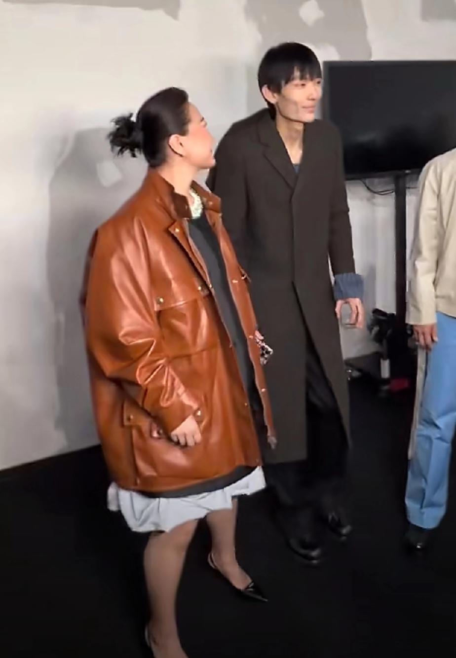 贾玲时装周生图差点没认出来，变化好大，和以前的她判如两人，想念原来那个胖胖更有亲