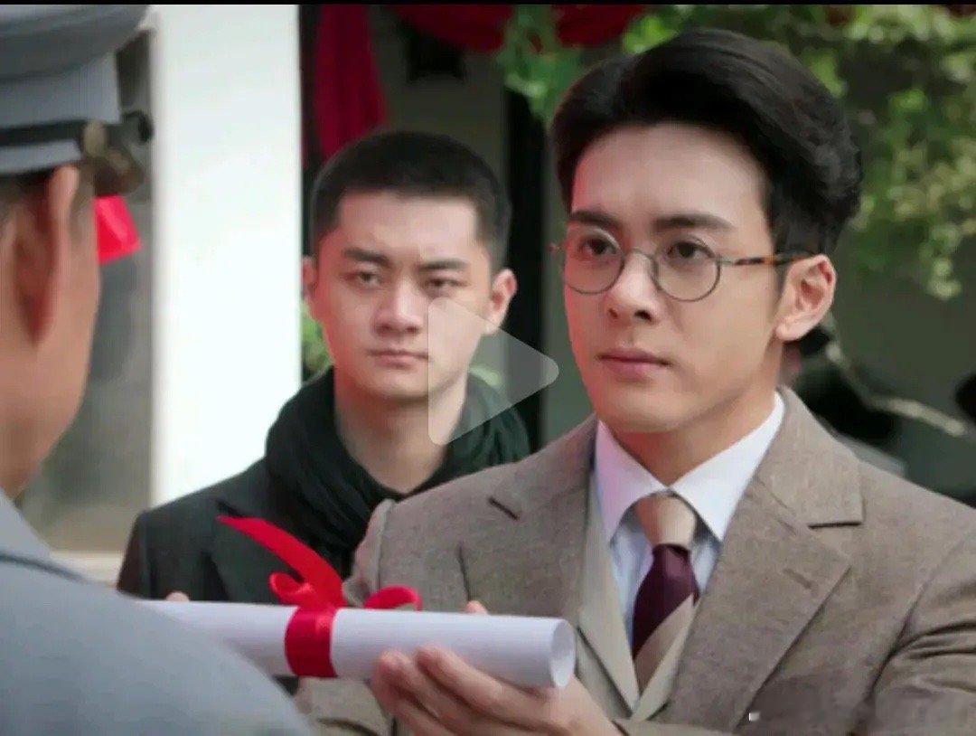 孤舟的剧情看的人恼火。我党地下工作者似乎无组织无纪律，想回家就回家，想上街就上街