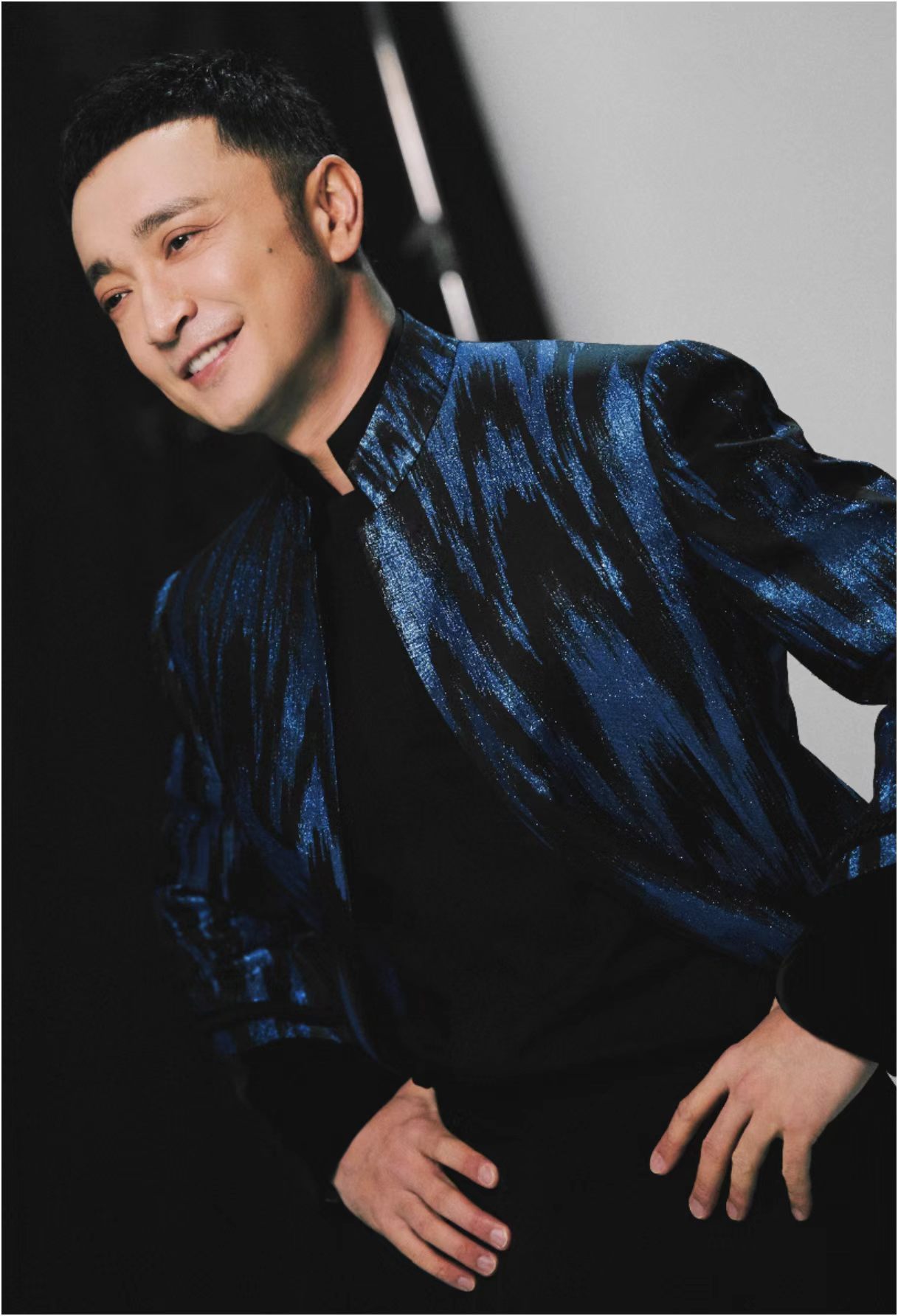 尼格买提晒染发照片主持人尼格买提晒出眼睛肿胀照片配文别染发 模样反差感拉满差点没