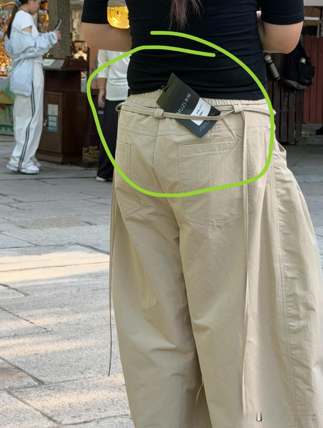 什么操作 真的穿不起衣服了吗？
昨天逛景区偶然拍到的  竟然裤子 上衣吊牌都没摘