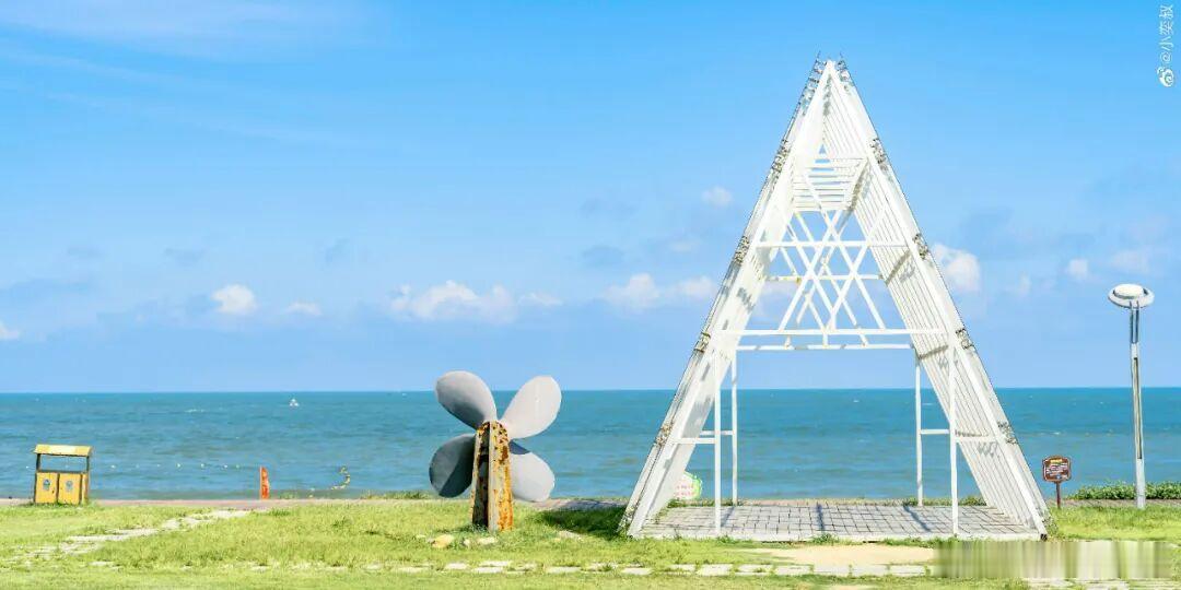 今天星期五又到了准备奔向周末的日子，不如就去山东日照看海吧～这座藏着蓝天碧海的小