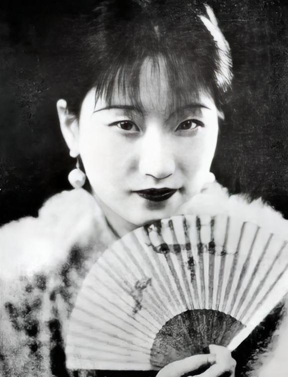 1928年，徐志摩母亲推开卧室门时，映入眼帘的是一幅难以置信的景象：儿子徐志摩与