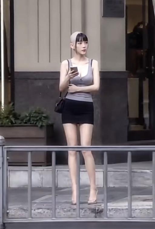 美女，你是有多自信？这发型，什么造型啊？
现代社会的契丹美女
不过，天气太热，头