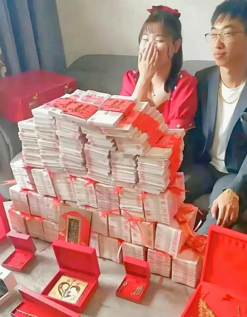 什么是真爱？这就是了，看小姐姐笑的多幸福 