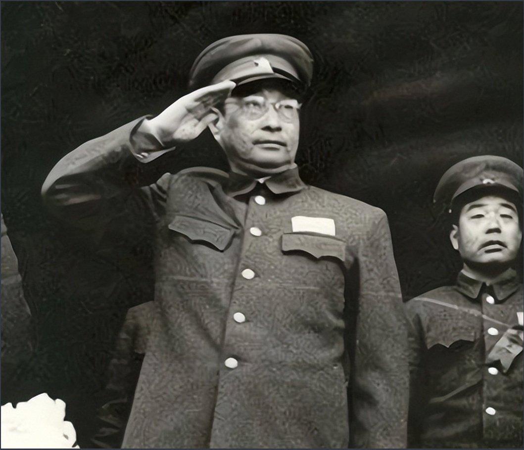 1953年秋天，哈尔滨军事工程学院开学没多久，校园里就悄悄传开了一件事：有个学员