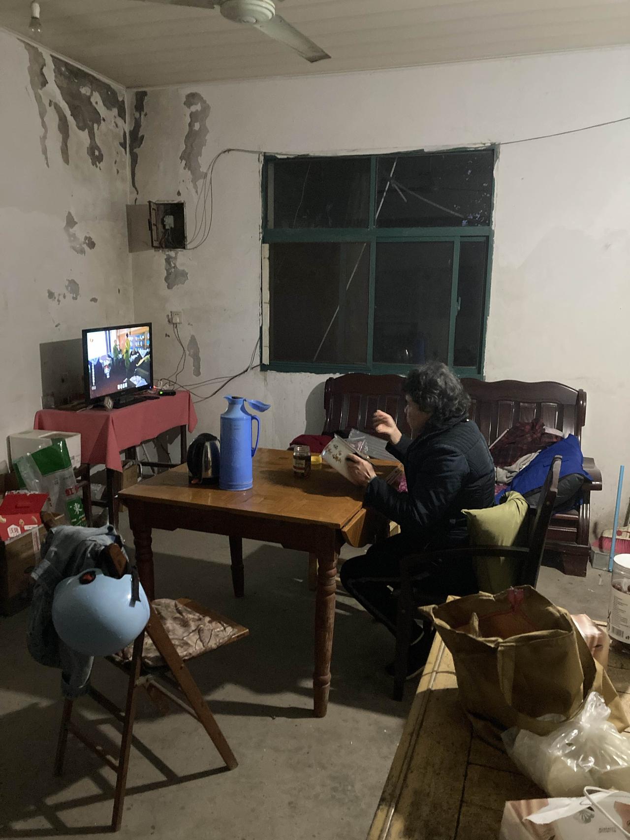 我哪有家？出门吃饭。

图二我妈用筷子剔牙。她吃的美美的，我要出去吃，我从没有家