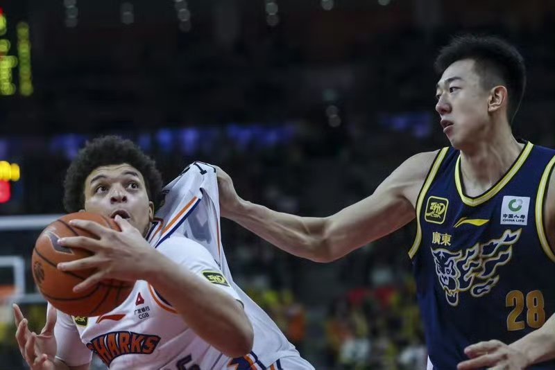 上海男篮主教练卢伟赛前接受采访，跟广东男篮这场比赛，以健康完赛为主！还是跟广东男