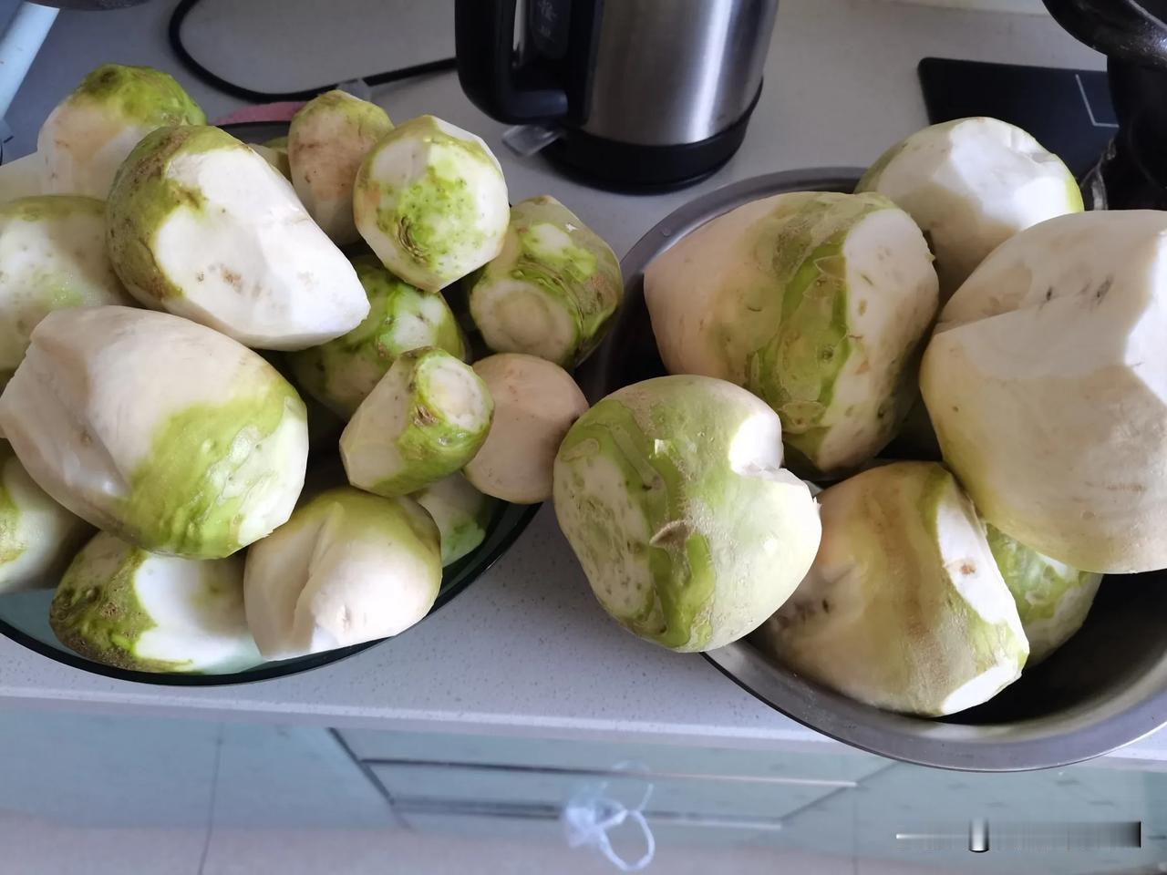 晚上回的时候在小区门口买了20斤芥菜疙瘩，零买的话一块钱一斤，人家都是装好的袋子