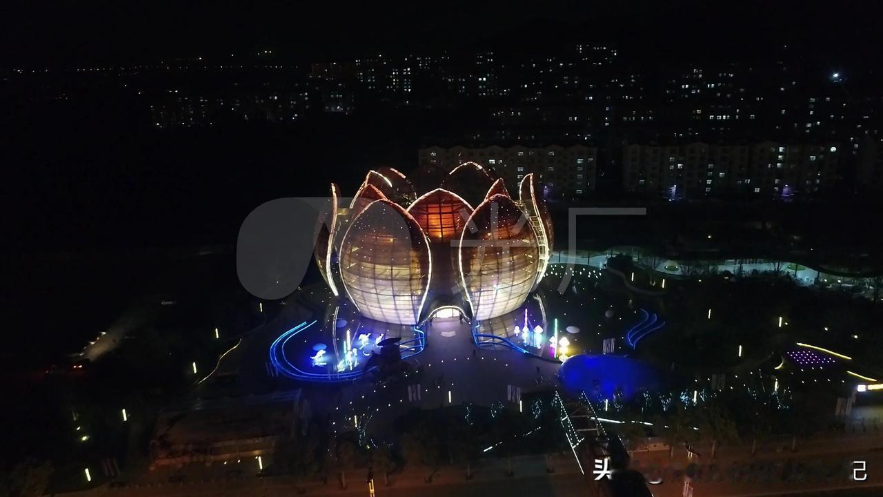 今日断舍离
1,孩子的涂鸦,幼儿园的很多东西
整面墙的书架,居然越来越满.整理了