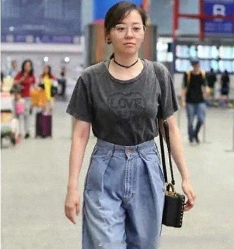 张靓颖不化妆的时候，可能还不如素颜的你，所以追星的意义到底是什么， 有那个钱去应