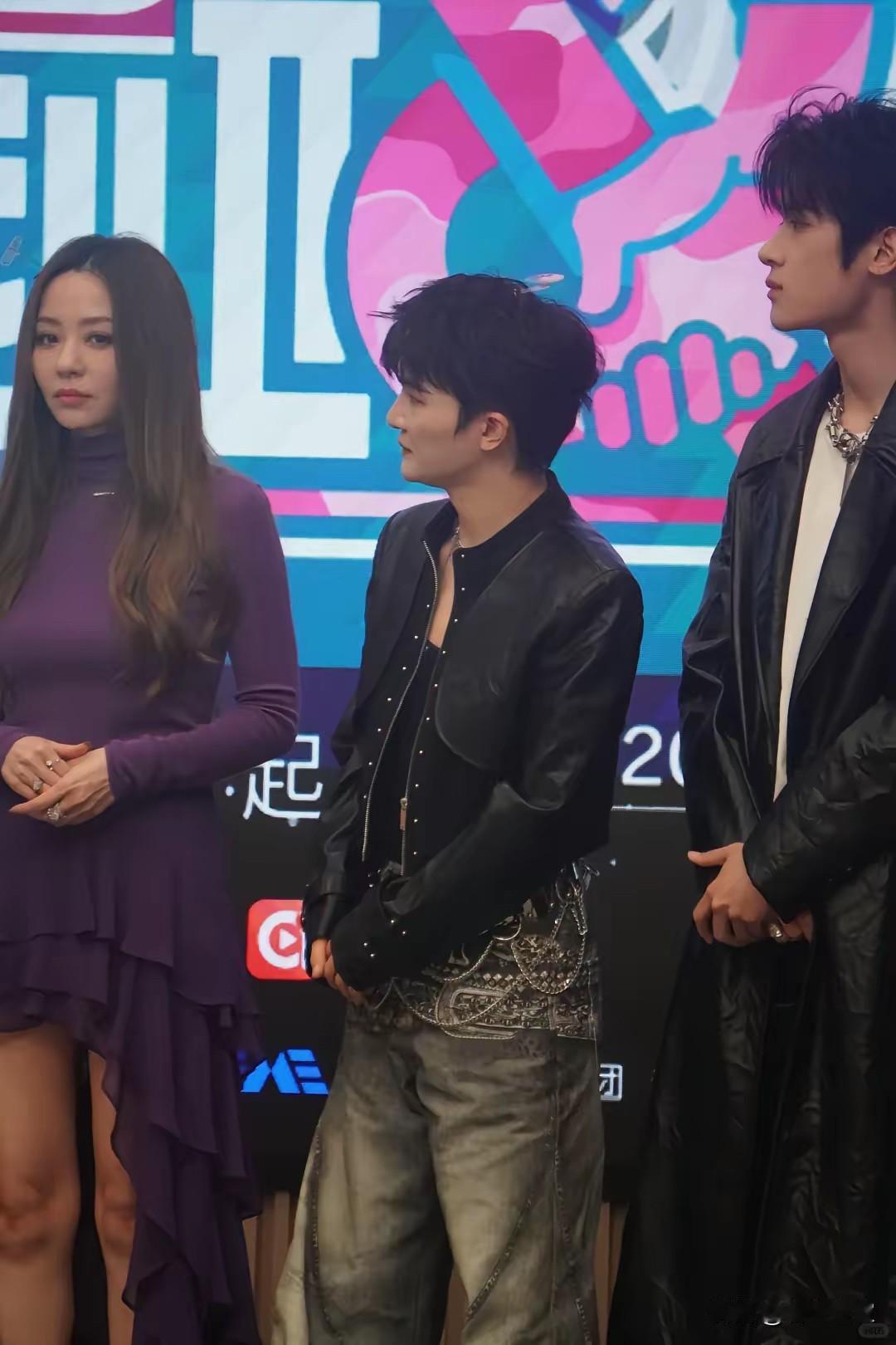 老天呐，差点没认出来，电视上看着那么年轻漂亮，真人也是个大妈啊！[捂脸][捂脸]