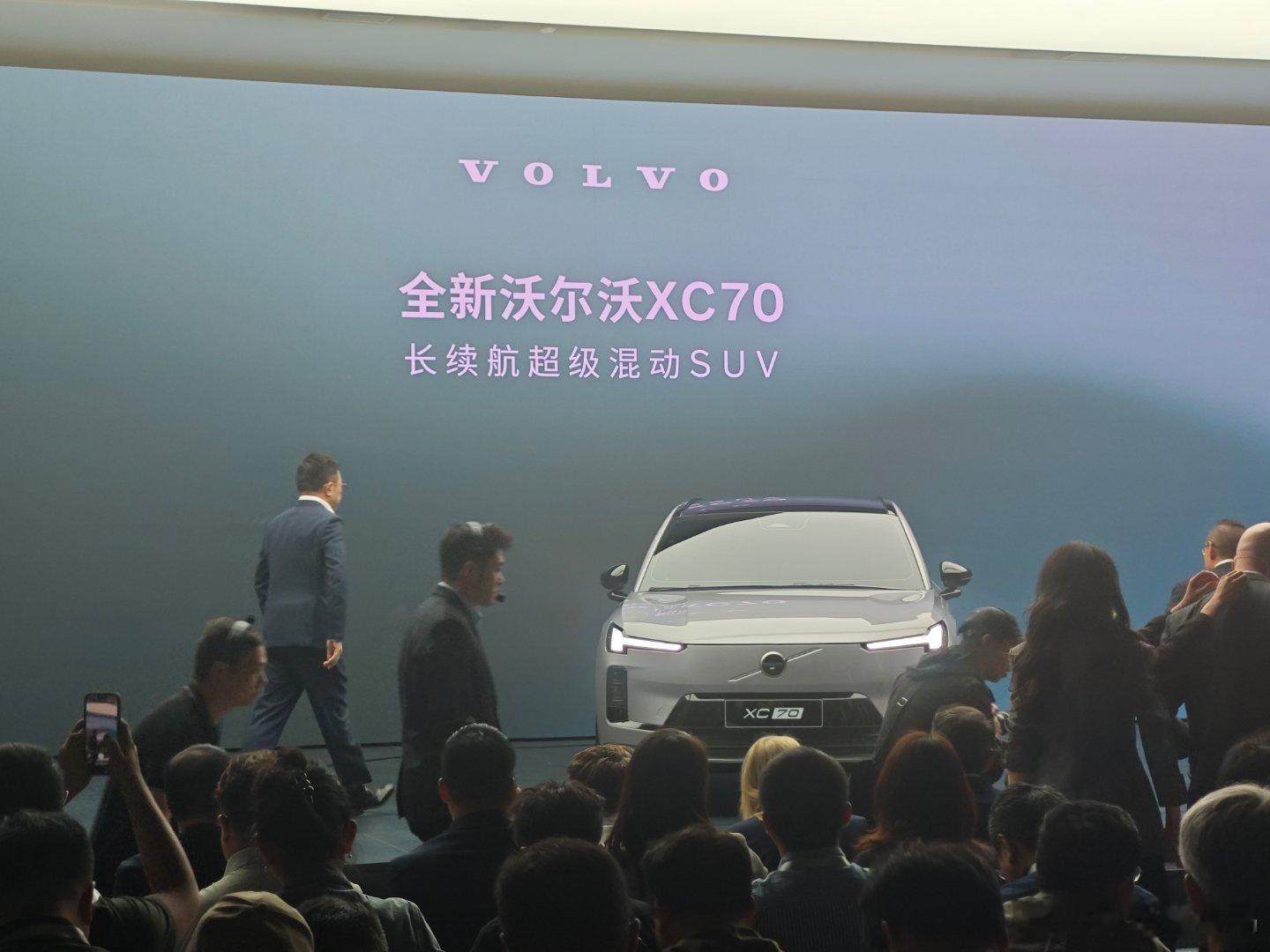全新沃尔沃XC70亮相 5月7日，沃尔沃正式发布全新SMA超级混动架构，并推出该