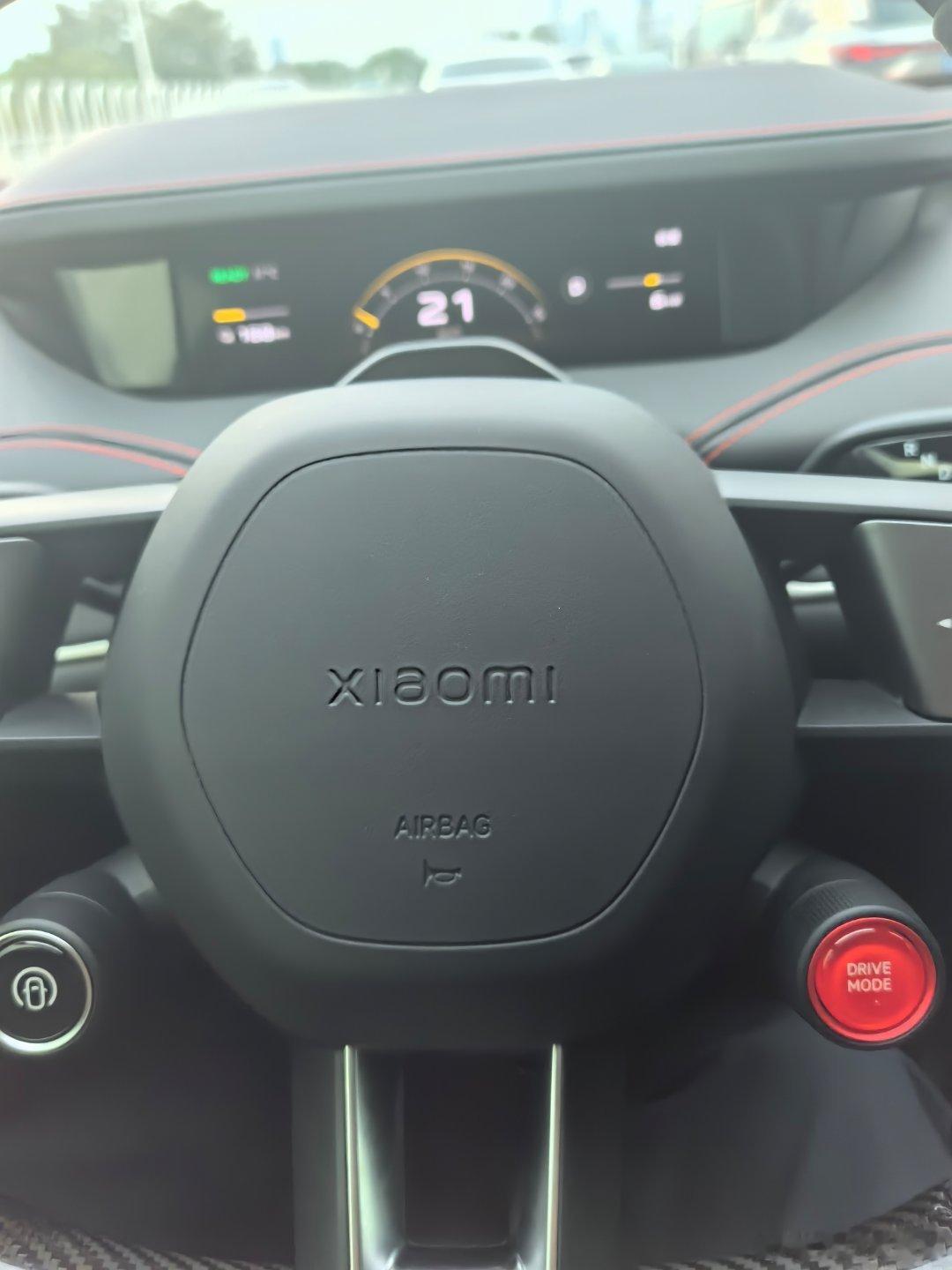 另外给小米一些建议：车内空间的美化需要适当提升，比如喇叭的，按键和扶手的材质方面