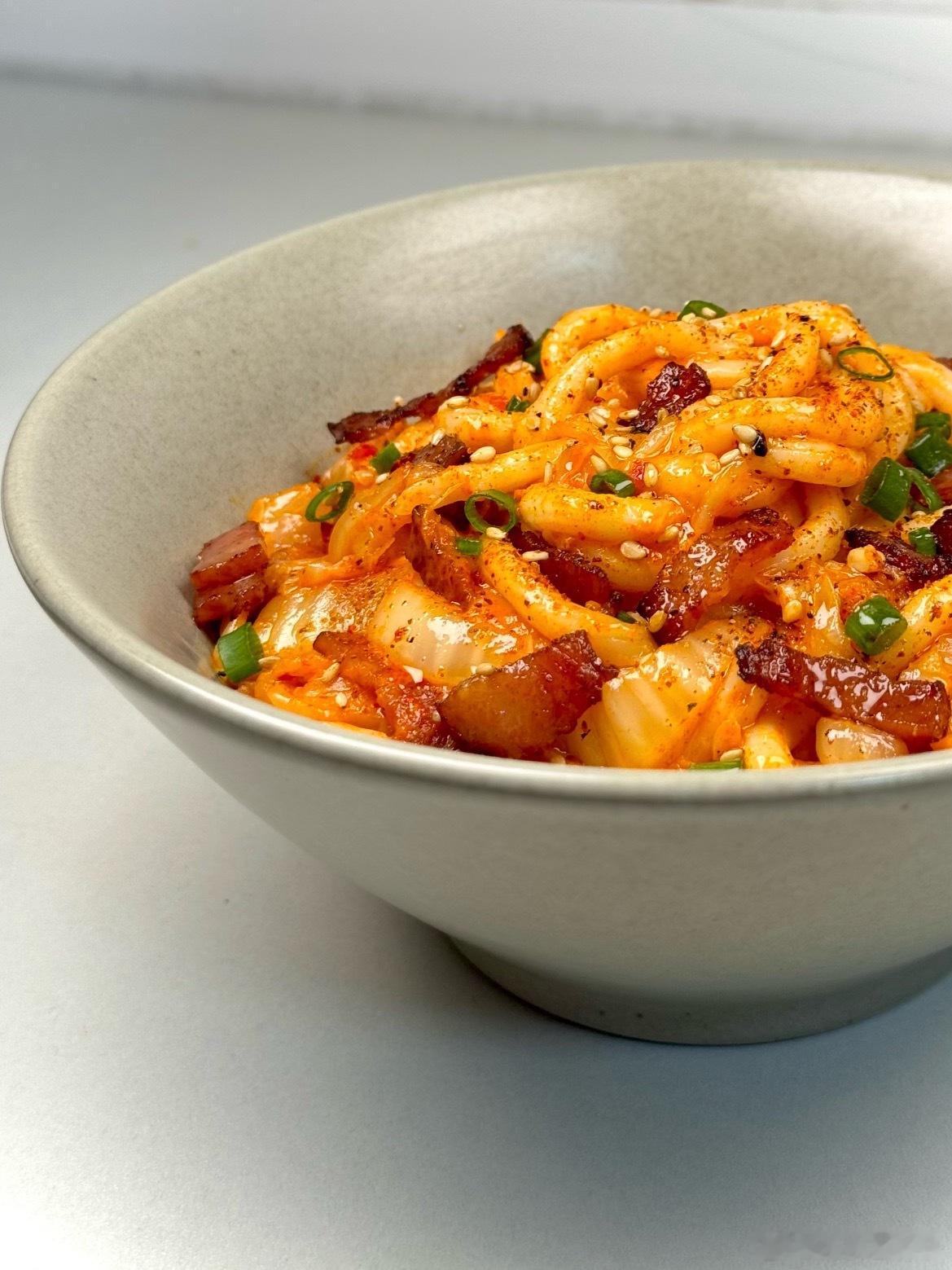 奶油小生泡乌冬❄️冬天嘛总想吃点暖乎乎的所以真的对面食情有独钟这不俺的泡菜准备上