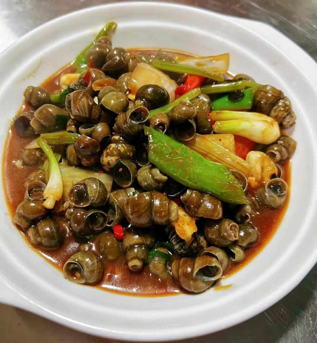  炒田螺、钉子螺，以前很喜欢嗦的美食！小时候经常和小伙伴们到河塘摸田螺，现在想吃