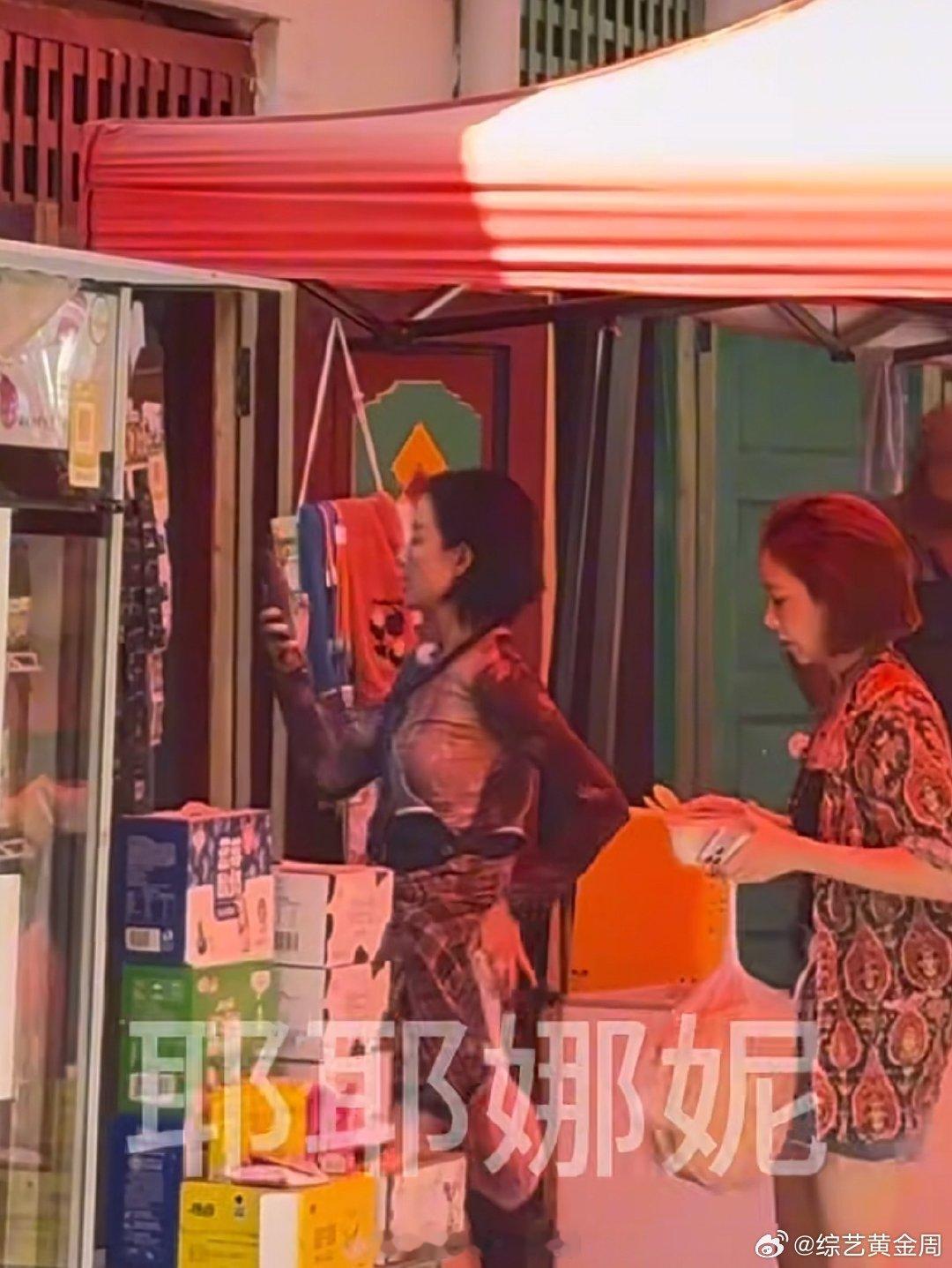 倪妮是四人组管钱的向野的我们在新疆采购特色馕，倪妮高叶收获满满一袋，倪妮主动付款