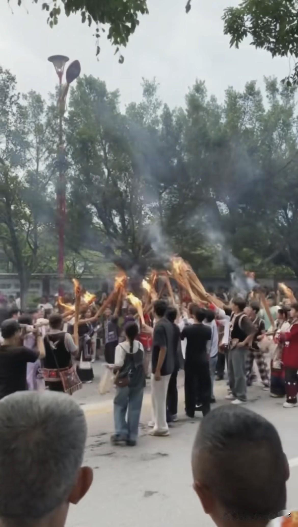 朋友在朋友圈宣传：

昨天八月六号，束河已经热热闹闹过完火把节啦。彝族和本地老乡