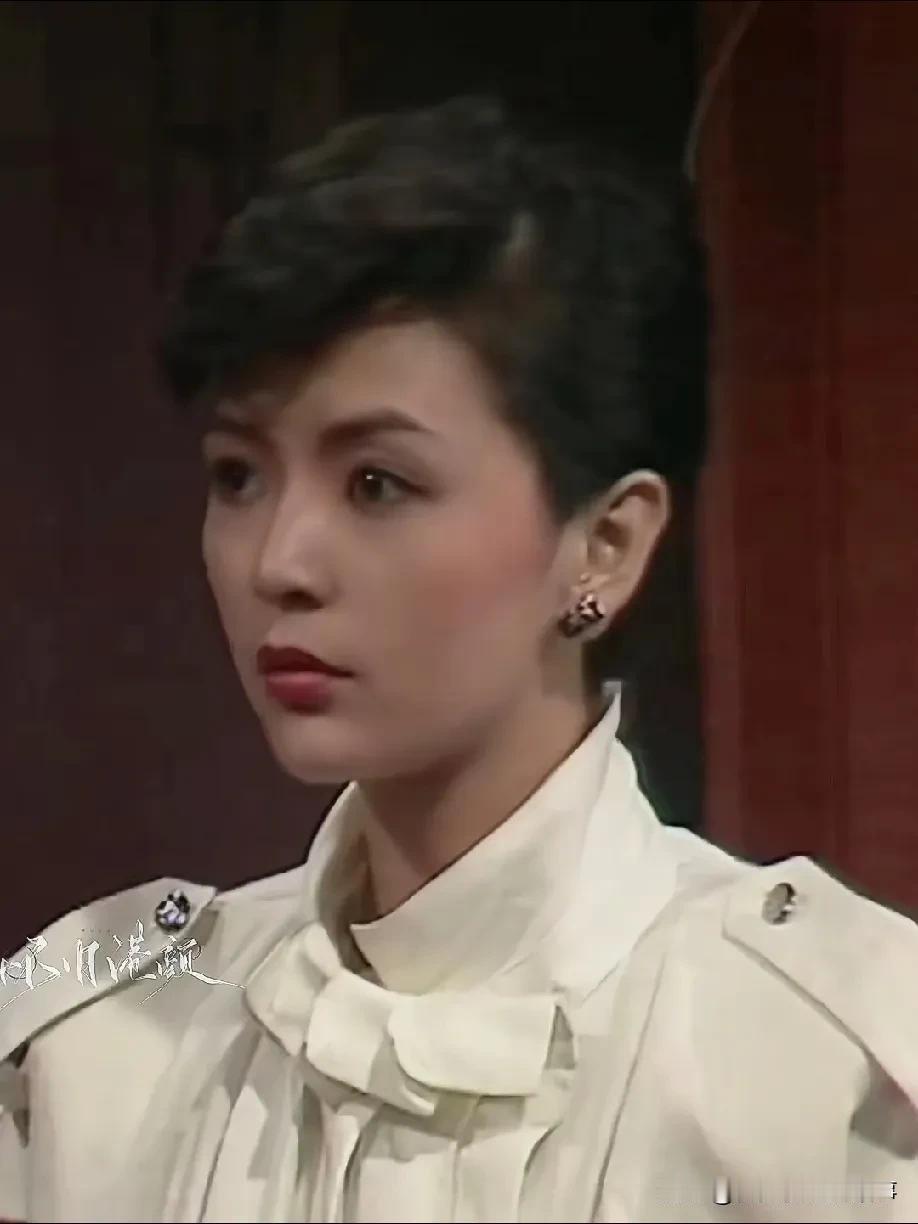 发现周润发前女友陈玉莲的神颜暴击现场！盘发造型真的把她的美发挥到极致， 两个侧面