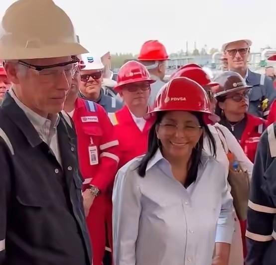 委内瑞拉代总统德尔西·罗德里格斯陪着美国能源部长赖特视察油田的画面，这几天传遍了