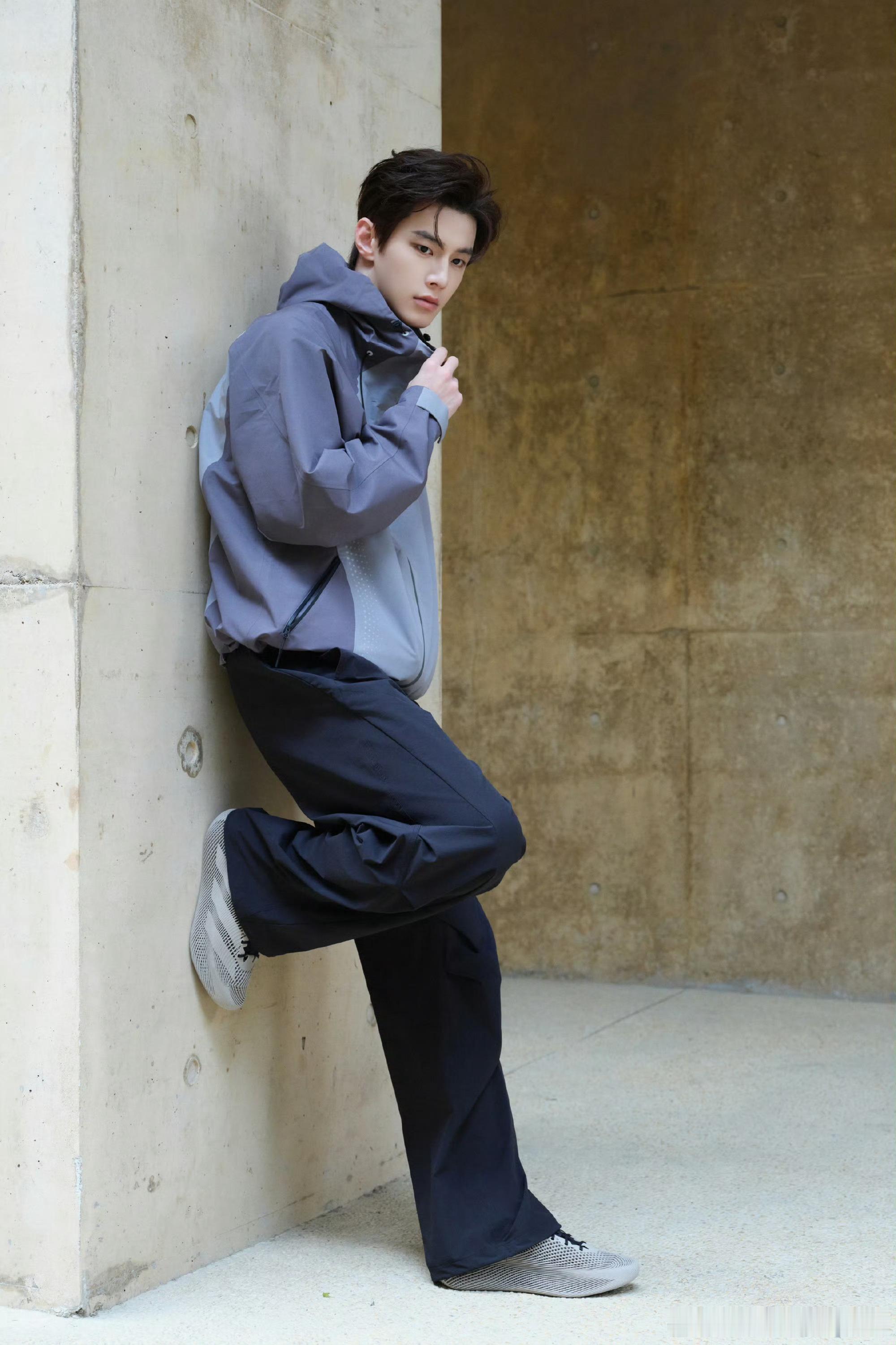 何与今日营业照，阿迪型男